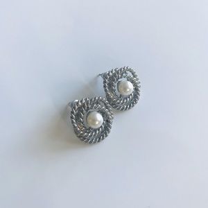 Vintage! 🥀 Faux Pearl Celtic-Inspired earrings.